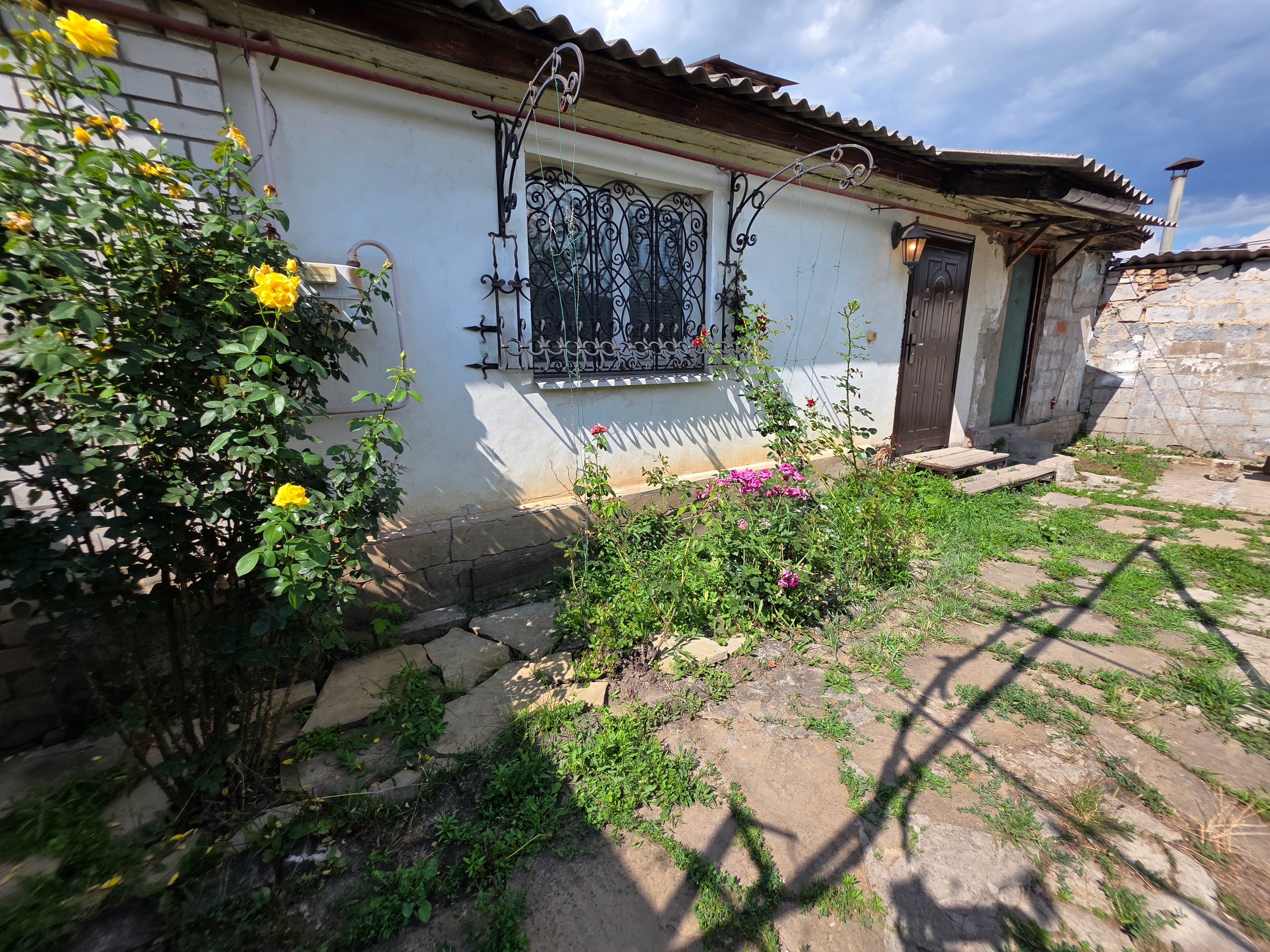 3х комн кварт 56м2 пер. Фрунзенский (район гост. Дружба), г. Луганск Продам 3х комн квартиру на земле 56м2 пер. Фрунзенский (район гост. Дружба), г. Луганск. Свежий ремонт. 3 - комнаты. Кухня. Удобства в доме. Отопление двухконтурный котел. Окна м/п с коваными декоративными решетками. Внимание! Сливная яма бе...