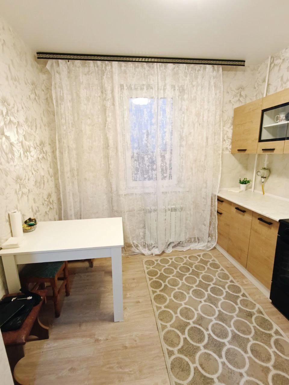 Продам 1-к квартиру в Луганске на кв. Волкова 6/9 эт. В квартире сделан капитальный ремонт - проводка , коммуникации, натяжные потолки, плитка, ламинат, новая кухня и сантехника. . Цена 4,9 млн руб +7959-216-43-31 +7959-505-37-17 Елена ...