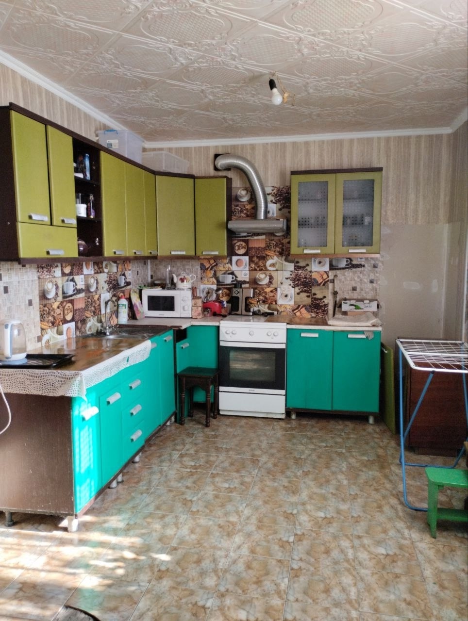 📎! 📎Продается в ЛНР, пгт. Новоайдар, ул. Ленина, 🏠ДОМ площадью 80/44/15кв.м 50сот земли приват. ✅ Окна м/п, отоп. газ.конвертор в каждой комнате (расход не более 300куб.м зимой). с/у совмещен. ❗Скважина, вод.станция, канализация. ️✅На участке двух ком. флигель со всеми удобствами, конвектора газ.,с/у, душ.каб...